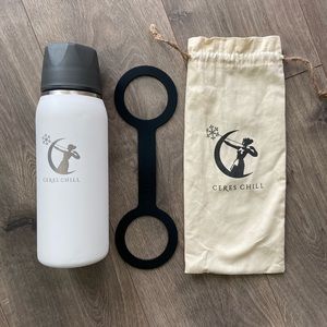 Breastmilk chiller reusable storage container. Keeps milk at safe temperature.